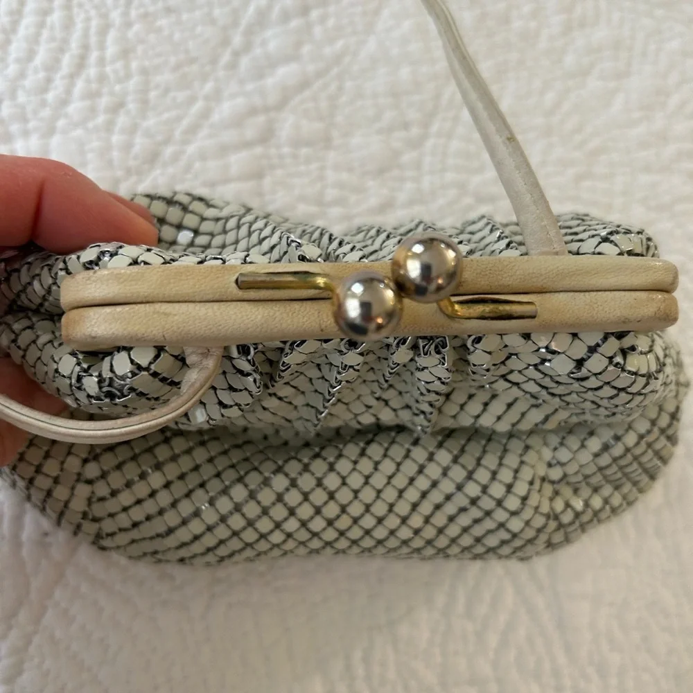 Vintage Whiting & Davis ivory metal crossbody bag. Kiss lock, leather trim. Nice - Picture 12 of 16